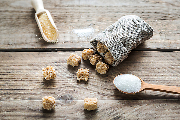 포토 JPG 해외이미지 식재료 실내 사람없음 조미료 달콤 설탕 각설탕 삼베 나무바닥 나무숟가락 황설탕 해외202004 해외포토 바닥 내부 숟가락 맛 향미료 파일형식 천_직물 이미지허브