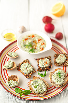 포토 JPG 해외이미지 전통 식기 접시 음식 빵 바다 백그라운드 오렌지 탁자 요리 씨앗 사람없음 목재 빨간색 세로 초록색 컬러풀 갈색 노란색 흰색 도자기 소프트포커스 낟알 지중해 먹기 레몬 민트 허브 준비 그리스인 딜 블러 옛날 스타일 해외202004 해외포토 서양인 나무 식물 컬러 가구 과일 재료 모션 촬영기법 파일형식 이미지허브