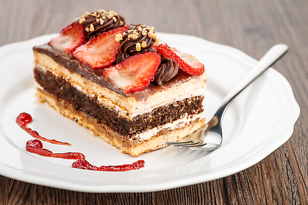 포토 JPG 해외이미지 접시 포크 딸기 실내 사람없음 케이크 초콜릿 달콤 나무배경 해외202004 해외포토 식기 백그라운드 과일 디저트 내부 맛 파일형식 이미지허브