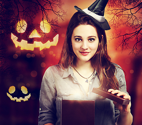 포토 JPG 해외이미지 나무 백인 여자 행복 조각 오렌지 호박 갈색머리 선물 한명 미소 웃음 사람 상자 새벽 펼침 할로윈 수확 가을 등불 잡기 유령 야간 저녁 신비 무서움 마녀 공상 패키지 마법 잭 광 잭오랜턴 해외202004 해외포토 자연요소 서양인 식물 1 헤어스타일 계절 감정 컨셉 농업 채소 과일 모션 조명 표정 파일형식 이미지허브