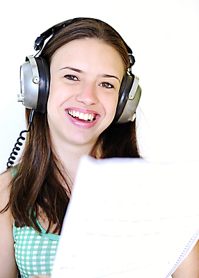 포토 JPG 해외이미지 얼굴 음악 노래 한명 10대 헤드폰 소리 기쁨 듣기 MP3 예술가 오디오 해외202004 해외포토 1 감정 음향기기 모션 청소년 문화예술 사람 신체부위 전자제품 파일형식 이미지허브