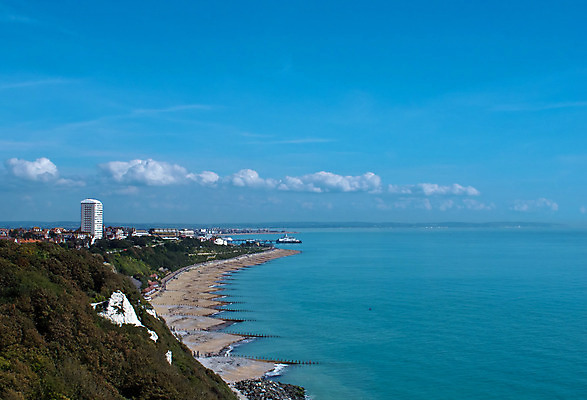 포토 JPG 해외이미지 구름 영어 모래 바다 하늘 잉글랜드 해변 사람없음 파란색 햇빛 항구 9월 방파제 남쪽 채널 해외202004 해외포토 자연요소 문자 공공시설 컬러 교통시설 영국 태양 날짜 방향 파일형식 이미지허브
