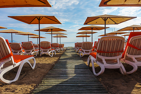 포토 JPG 해외이미지 모래 바다 섬 여행 백그라운드 의자 우산 자연 하늘 호텔 휴가 휴식 풍경 사람없음 야외 물 여름 파란색 햇빛 태양 여행객 흰색 휴게실 휴양지 칠면조 수평선 해외202004 해외포토 자연요소 계절 컬러 가구 컨셉 조류 숙소 사람 장소 생태계 파일형식 이미지허브