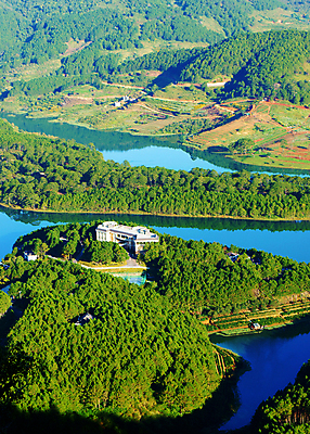 포토 JPG 해외이미지 모양 아시아 호수 여행 자연 휴가 산 파노라마 동양인 풍경 사람없음 야외 세로 물 여름 마을 놀람 봄 시골 신선 분위기 숲 큼 언덕 즐거움 만족 에코 베트남 장면 내추럴 산악지대 환상 해외202004 해외포토 자연요소 계절 감정 나라 컨셉 촬영기법 표정 인종 환경 동남아시아 크기 생태계 파일형식 이미지허브