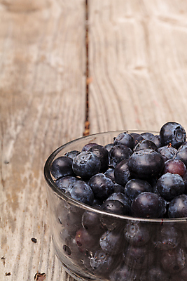 포토 JPG 해외이미지 열매 음식 과일 자연 유리 탁자 건강 사람없음 목재 여름 파란색 농장 소풍 시골 신선 사발 유기농 블루베리 날것 내추럴 숙성 해외202004 해외포토 나무 식물 웰빙 계절 컬러 가구 농업 재료 재질 야외활동 사기그릇 생태계 파일형식 이미지허브