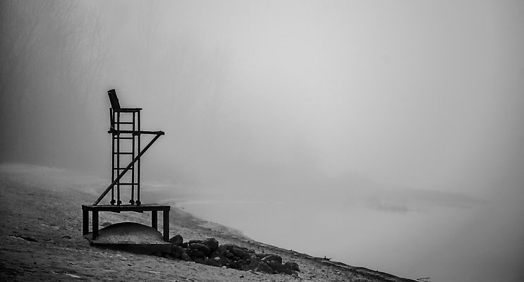 포토 JPG 해외이미지 응시 모래 의자 자연 아침 안전 사람없음 야외 빨간색 물 어둠 회색 젖음 촉촉함 추위 안개 가을 신선 고독 시원함 11월 속도 오르기 커뮤니티 내추럴 광 뿌연 안전요원 해외202004 해외포토 주간 자연요소 시선 계절 감정 컬러 가구 모션 날씨 날짜 생태계 파일형식 이미지허브