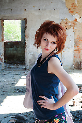 포토 JPG 해외이미지 백인 모델 1 응시 드레스 옷 여자 행복 포즈 신체 장난 휴가 휴식 갈색머리 건강 한명 사람 성인 유행 산책 기쁨 달콤 내추럴 러시아인 스타일 해외202004 해외포토 서양인 헤어스타일 시선 감정 컨셉 맛 파일형식 이미지허브