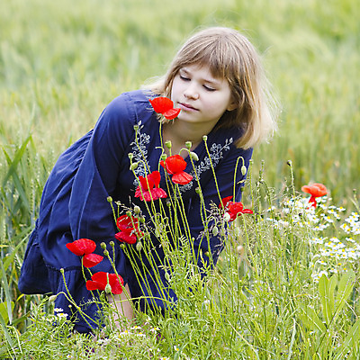 포토 JPG 해외이미지 학생 라이프스타일 드레스 계절 여자 꽃 행복 어린이 밭 자연 놀이 건강 한명 미소 사람 야외 빨간색 초록색 여름 파란색 청춘 금발 봄 기쁨 자유 시골 달콤 작음 보리 장면 양귀비 파라다이스 카피스페이스 해외202004 해외포토 식물 1 헤어스타일 옷 감정 컬러 컨셉 농업 곡류 표정 생활 공백 맛 크기 생태계 파일형식 이미지허브