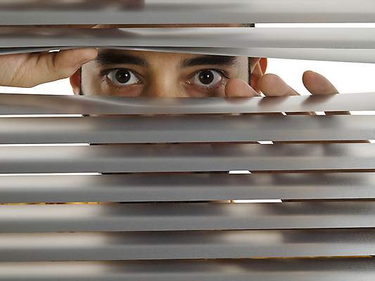 포토 JPG 해외이미지 백인 응시 남자 관리 한명 사람 성인 가로 회색 흰색 관찰 블라인드 커튼 오픈 은색 엿보기 손목시계 명상 시력 베네치아 섬광 스파이 시각장애인 해외202004 해외포토 서양인 1 시선 시계 컬러 장신구 모션 이탈리아 장애인 파일형식 이미지허브