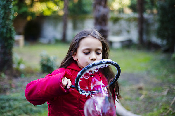 포토 JPG 해외이미지 라이프스타일 공원 여자 얼굴 어린이 겨울 장난 놀이 휴가 한명 야외 정원 거품 기쁨 큼 연도 비누 거인 7 옛날 해외202004 해외포토 1 계절 공공시설 감정 사람 생활 신체부위 위생용품 숫자 크기 파일형식 이미지허브