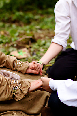 포토 JPG 해외이미지 백인 1 손 드레스 2 팔찌 악수 사람 사람없음 초록색 갈색 검은색 흰색 중세 은색 피부 팔 소매 해외202004 해외포토 서양인 옷 컬러 장신구 손짓 신체부위 역사 파일형식 이미지허브