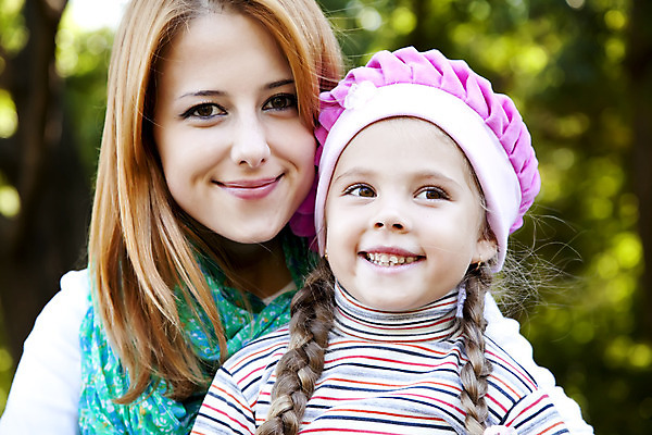 포토 JPG 해외이미지 백인 라이프스타일 공원 여자 딸 행복 감정 어린이 가족 자연 엄마 함께함 선물 사랑 미소 사람 성인 야외 두명 금발 가을 빨간머리 우크라이나 해외202004 해외포토 서양인 헤어스타일 계절 공공시설 유럽 컨셉 관계 표정 생활 생태계 파일형식 이미지허브