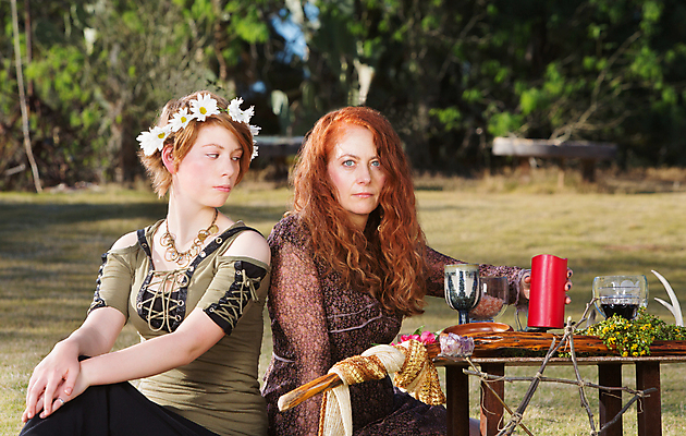 포토 JPG 해외이미지 백인 여자 딸 유럽 2 와인잔 엄마 사람 앉기 성인 야외 두명 와인 화환 흰색 의식 연습 마녀 숭배 심각 제단 해외202004 해외포토 서양인 꽃 나라 컬러 컨셉 술잔 가족 모션 주류 파일형식 이미지허브