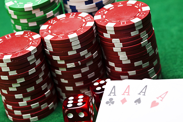 포토 JPG 해외이미지 실내 사람없음 쌓기 트럼프 포커칩 도박 카지노 주사위 겜블 초록배경 해외202004 해외포토 백그라운드 모션 내부 초록색 놀이용품 포커 파일형식 이미지허브