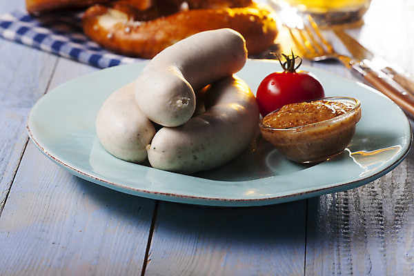 포토 JPG 해외이미지 전통 식기 접시 음료 음식 포크 토마토 유리 탁자 맥주 육류 사람없음 목재 파란색 노란색 머그컵 흰색 시골 소시지 칼 아침식사 먹기 머스터드 송아지고기 옥토버페스트 전문 브레첼 바이에른사람 해외202004 해외포토 나무 컬러 가구 채소 식재료 재료 모션 재질 디저트 주류 컵 식사 소스_음식 가공식품 파일형식 이미지허브