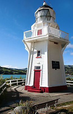 포토 JPG 해외이미지 섬 여행 등대 사람없음 목재 항구 흰색 만 시력 뉴질랜드 남쪽 해외202004 해외포토 나무 컬러 재료 교통시설 오세아니아 방향 파일형식 이미지허브