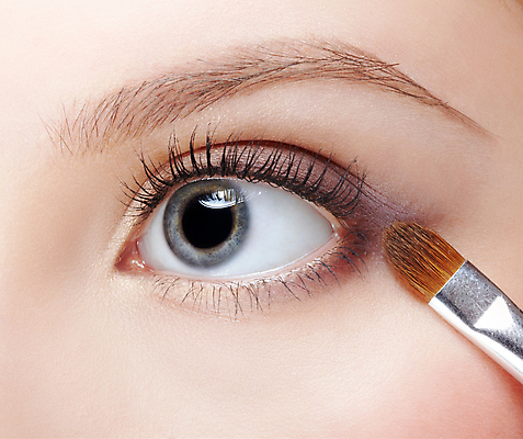 포토 JPG 해외이미지 백인 모델 여자 얼굴 건강 한명 사람 성인 유행 화장품 흰색 신선 붓 화려 우아함 닫기 그늘 피부 내추럴 스타일 신청 해외202004 해외포토 서양인 1 컬러 컨셉 모션 신체부위 뷰티 파일형식 이미지허브