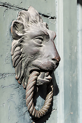 포토 JPG 해외이미지 동물 디자인 유럽 건축양식 주택 사람없음 야외 목재 장식 머리 문 마을 금속 이탈리아 수확 골동품 반지 사자 철 묘사 보안 대문 청동 옛날 철강 해외202004 해외포토 나무 건축 나라 농업 재료 장신구 포유류 재질 안전 건물 신체부위 파일형식 이미지허브