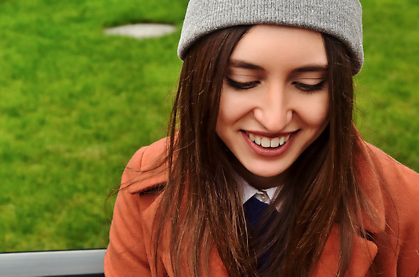 포토 JPG 해외이미지 모델 1 라이프스타일 여자 행복 유럽 거리 한명 사람 야외 유행 맑음 가을 흰색 도시 입술 해외202004 해외포토 계절 감정 나라 컬러 날씨 생활 신체부위 파일형식 이미지허브