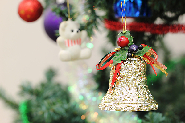 포토 JPG 해외이미지 나무 기념일 열매 리본 크리스마스장식 크리스마스 휴가 매달리기 사람없음 장식 축제 종 축하 은색 12월 해외202004 해외포토 식물 컬러 컨셉 모션 이벤트 날짜 파일형식 이미지허브