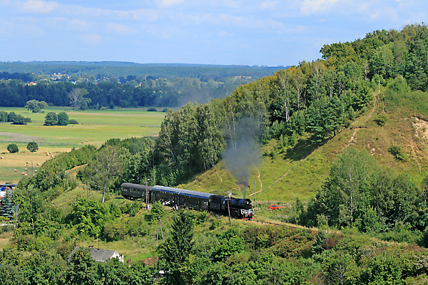 포토 JPG 해외이미지 여행 교통시설 자연 산 항해 안테나 풍경 경사 취미 사람없음 야외 가로 여름 햇빛 마을 기차 시골 역사 당기기 수증기 향수 언덕 그림 복고 과거 광택 폴란드 선로 옛날 해외202004 해외포토 계절 유럽 육상교통 교통 컨셉 배_교통 통신 모션 대중교통 태양 화장품 시설 생태계 파일형식 이미지허브