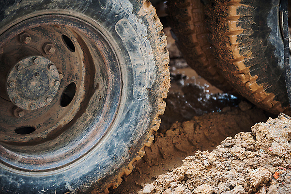 포토 JPG 해외이미지 산업 도로 교통시설 사람없음 야외 장비 젖음 바퀴 미끄러짐 큼 타이어 진흙 문제 짐차 무거움 트레일러 해외202004 해외포토 길 교통 모션 자동차 무게 크기 시설 파일형식 이미지허브
