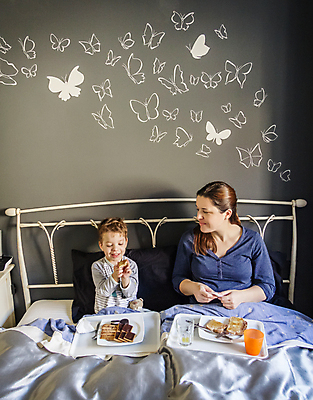 포토 JPG 해외이미지 라이프스타일 여자 행복 아들 음료 어린이 오렌지 과일 가족 베개 유리 엄마 아침 주택 쟁반 건강 소년 두명 주스 침실 침대 아침식사 먹기 토스트 해외202004 해외포토 주간 남자 감정 빵 가구 관계 침구 모션 재질 사람 건물 생활 식사 파일형식 이미지허브