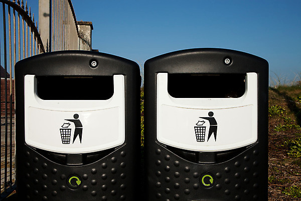 포토 JPG 해외이미지 통신 하늘 사람없음 야외 파란색 검은색 재활용 쓰레기통 흰색 메시지 쓰레기 플라스틱 심볼 사인 열쇠구멍 해외202004 해외포토 컬러 재질 친환경 파일형식 이미지허브