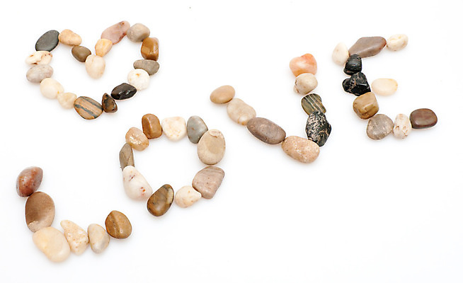 포토 JPG 해외이미지 모양 백그라운드 컨셉 휴가 발렌타인데이 사랑 사람없음 조약돌 흰색 하트 심볼 사인 해외202004 해외포토 감정 컬러 데이이벤트 돌_바위 파일형식 이미지허브