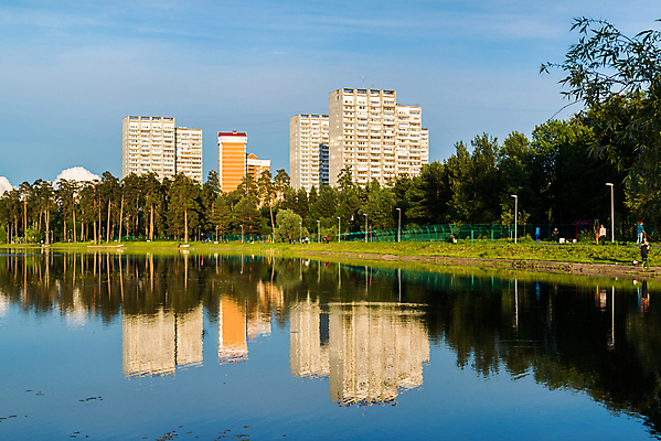포토 JPG 해외이미지 나무 1 공원 호수 건축양식 학교 자연 하늘 풍경 사람없음 건물 물 여름 빛 강 반사 맑음 일몰 연못 도시 소나무 잠 저녁 숲 친환경 러시아 지역 모스크바 생태학 해외202004 해외포토 자연요소 식물 건축물 계절 공공시설 교육 건축 유럽 날씨 노을 환경 야간 생태계 파일형식 이미지허브