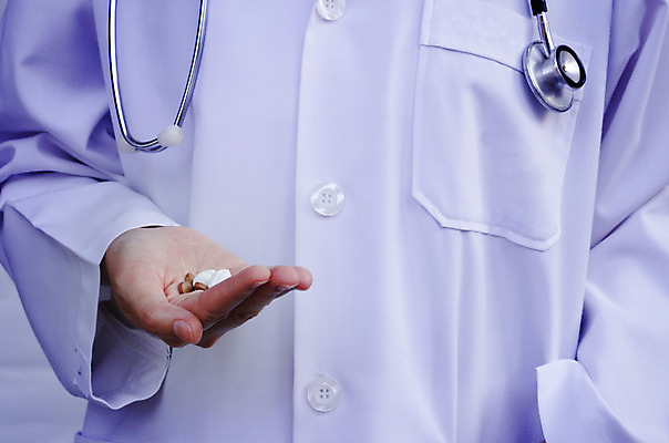 포토 JPG 해외이미지 손 컨셉 청진기 병원 성인 사람없음 세로 초록색 알약 약 건강관리 공백 추위 간호사 의사 잡기 바이러스 전문직 질병 위험 경계 주기 공포 예복 중독 해외202004 해외포토 직업 옷 컬러 의학 의료기기 모션 건강 관리 사람 신체부위 의료진 파일형식 이미지허브