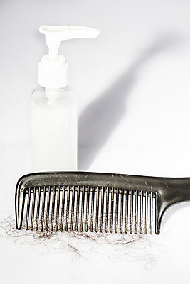 포토 JPG 해외이미지 사람없음 뷰티 머리카락 머리빗 흰배경 헤어용품 두피관리 두피케어 탈모 탈모클리닉 트리트먼트 해외202004 헤어에센스 탈모예방 해외포토 백그라운드 머리 흰색 미용용품 예방 클리닉 헤어관리 에센스 증상 파일형식 이미지허브