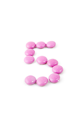 포토 JPG 해외이미지 알파벳 음식 백그라운드 사탕 선물 사람없음 숫자 초콜릿 식사 흰색 생일 달콤 맛 먹기 제비꽃 질감 5 고립 해외202004 해외포토 문자 영어 기념일 꽃 컬러 컨셉 모션 디저트 파일형식 이미지허브