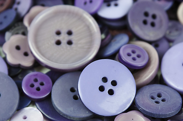 포토 JPG 해외이미지 디자인 옷 백그라운드 버튼 취미 사람없음 빨간색 파란색 컬러풀 유행 보라색 흰색 직물 원형 실 바느질 플라스틱 오브젝트 해외202004 해외포토 도형 컬러 재질 파일형식 이미지허브