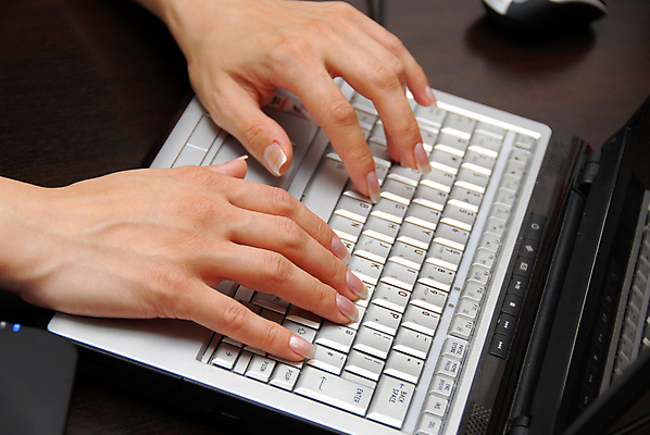 포토 JPG 해외이미지 백인 직업 손 여자 무기 인터넷 신체 회사 비즈니스 탁자 성공 직장 실내 관리 사람없음 목재 노트북 컴퓨터 사무실 갈색 검은색 공책 터치 흰색 타이핑 키보드 업무 작업 비즈니스우먼 은색 손톱 USB 편지 무선전화기 책상 속도 준비 경영자 바쁨 타입 해외202004 해외포토 서양인 나무 컬러 가구 컨셉 재료 문구용품 사람 내부 신체부위 전자제품 직장인 전화기 리더 파일형식 이미지허브