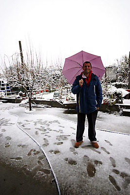 포토 JPG 해외이미지 계절 남자 행복 도로 여행 겨울 우산 자연 스키 주택 한명 풍경 울타리 얼음 하이킹 추위 흰색 신선 포르투갈 언덕 웅장함 해외202004 해외포토 자연요소 1 감정 유럽 길 컬러 교통시설 레저 겨울스포츠 사람 건물 담장 생태계 파일형식 이미지허브