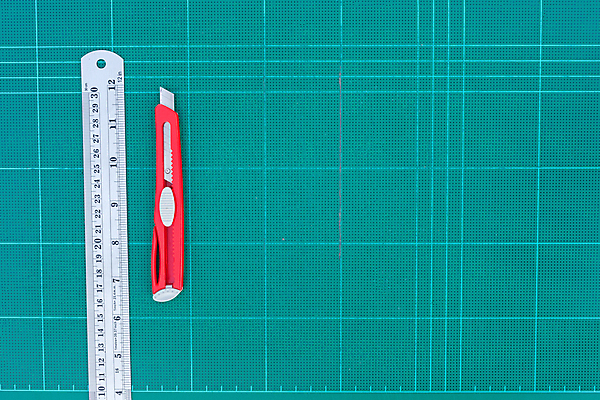 포토 JPG 해외이미지 접시 교육 길 백그라운드 비즈니스 학교 문구용품 자 미술 사람없음 가로 빨간색 초록색 사무실 숫자 장비 매트 기구 도구 칼 확대 자르기 측정 오브젝트 싱글 질감 눈금 길이 직진 커터 프로젝트 공급 해외202004 해외포토 문자 식기 컬러 모션 문화예술 파일형식 이미지허브