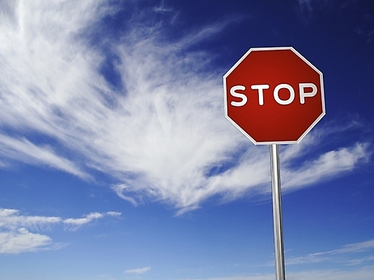 포토 JPG 해외이미지 구름 일러스트 하늘 사람없음 파란색 흰색 잡기 정지 사인 도로표지판 봉 그만 제어 주목 해외202004 해외포토 자연요소 도로 컬러 모션 표지판 파일형식 이미지허브