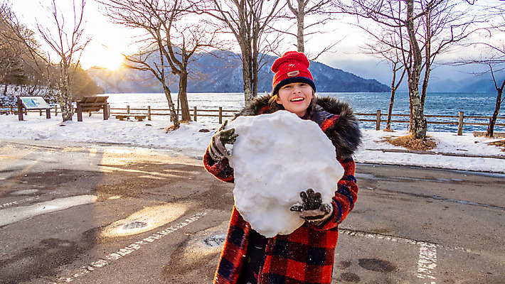 포토 JPG 해외이미지 백인 겨울 놀이 한명 일본 중국 서리 거인 눈덩이 혼혈 해외202004 손모아장갑 해외포토 서양인 1 계절 아시아 장갑 눈_날씨 사람 다문화 파일형식 이미지허브