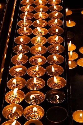 포토 JPG 해외이미지 오렌지 사람없음 빛 교회 연소 화상 해외202004 해외포토 과일 종교건축 건물 상처 파일형식 이미지허브