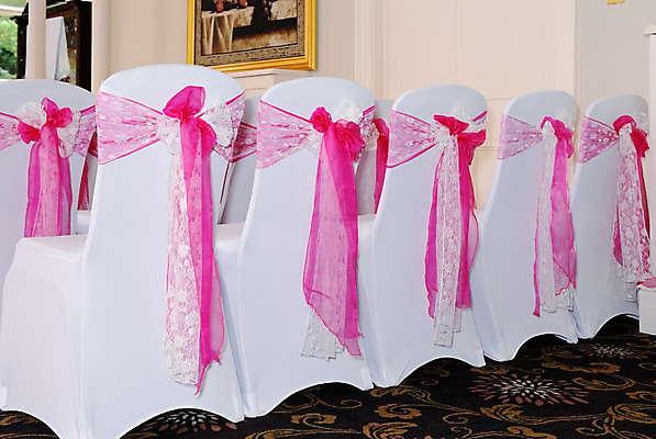 포토 JPG 해외이미지 전통 리본 분홍색 가구 결혼 의자 결혼식 이벤트 사람없음 내부 장식 활발 덮개 흰색 축하 우아함 활 설정 해외202004 해외포토 컬러 생활용품 컨셉 뚜껑 파일형식 이미지허브