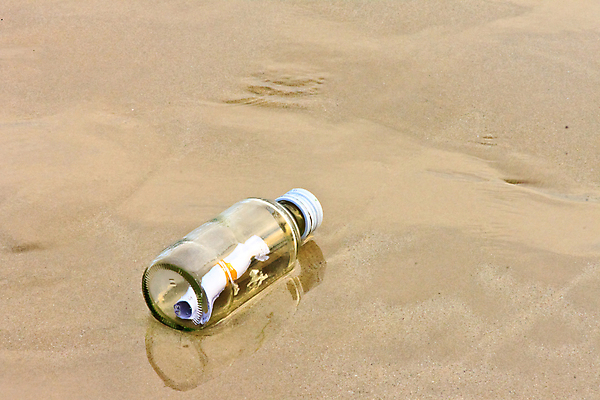 포토 JPG 해외이미지 종이 모래 바다 섬 컨셉 통신 유리 발렌타인데이 사랑 사람없음 가로 물 와인 쪽지 투명 메시지 닫기 컨테이너 편지 고장 소통 sos 떠남 편지쓰기 헬프 해외202004 해외포토 자연요소 감정 산업 모션 데이이벤트 재질 주류 기록 도움 구조요청 파일형식 이미지허브