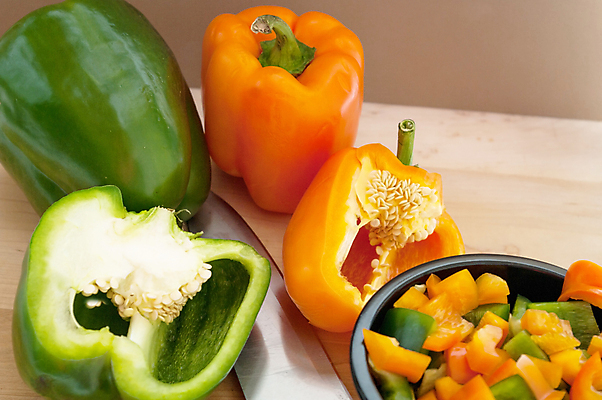 포토 JPG 해외이미지 음식 채소 오렌지 과일 도마 건강 사람없음 초록색 사발 칼 달콤 후추 내추럴 해외202004 해외포토 컬러 주방용품 사기그릇 맛 향신료 파일형식 이미지허브