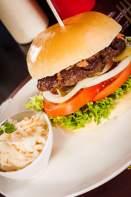 포토 JPG 해외이미지 접시 패스트푸드 실내 사람없음 햄버거 인스턴트 정크푸드 치즈버거 코우슬로 해외202004 해외포토 식기 음식 내부 샐러드 파일형식 이미지허브