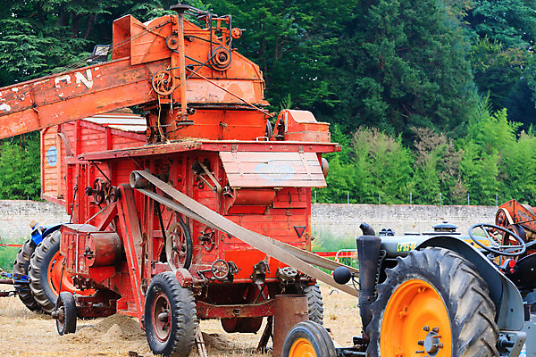 포토 JPG 해외이미지 농업 사람없음 빨간색 벨트 시골 바퀴 낟알 트랙터 정비공 밀짚 도르래 디젤 밭일 옛날 철강 해외202004 해외포토 잡화 산업 컬러 기술자 짚 농기계 특수차량 파일형식 이미지허브