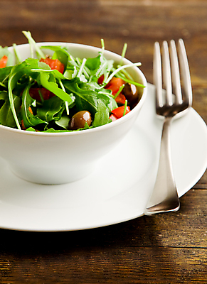 포토 JPG 해외이미지 접시 음식 포크 다이어트 토마토 사람없음 빛 이탈리아 시골 사발 상추 올리브 건강식 루꼴라 해외202004 해외포토 식기 열매 유럽 채소 건강 사기그릇 파일형식 이미지허브