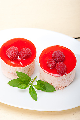 포토 JPG 해외이미지 분홍색 디저트 사람없음 케이크 달콤 민트 산딸기 무스케이크 해외202004 해외포토 음식 컬러 과일 맛 허브 파일형식 이미지허브