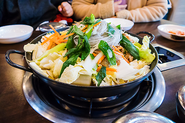 포토 JPG 해외이미지 전통 접시 아시아 음식 다이어트 채소 한국 육류 돼지고기 요리 동양인 사람없음 빨간색 초록색 식당 식사 저녁식사 소고기 흰색 그릴 냄비 바비큐 매움 점심식사 절임 해외202004 해외포토 식기 나라 컬러 식재료 주방용품 건강 인종 상점 맛 솥 파일형식 이미지허브