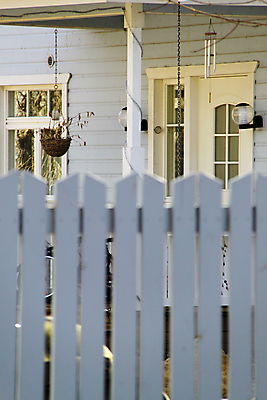 포토 JPG 해외이미지 외관 백그라운드 건축양식 주택 사람없음 야외 건물 목재 울타리 문 정원 보라색 봄 흰색 시골 재산 장면 대출 교외 진짜 해외202004 해외포토 나무 건축물 계절 건축 컬러 재료 금융 담장 파일형식 이미지허브