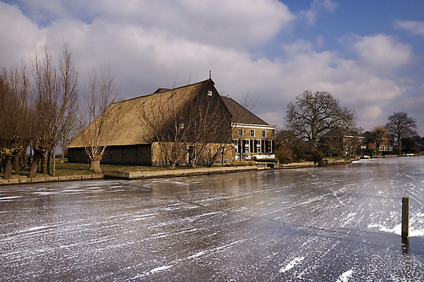 포토 JPG 해외이미지 나무 구름 겨울 자연 사람없음 건물 물 강 농장 마을 얼음 우정 풍차 추위 시골 서리 기념물 해외202004 해외포토 자연요소 식물 건축물 계절 농업 친구 생태계 파일형식 이미지허브